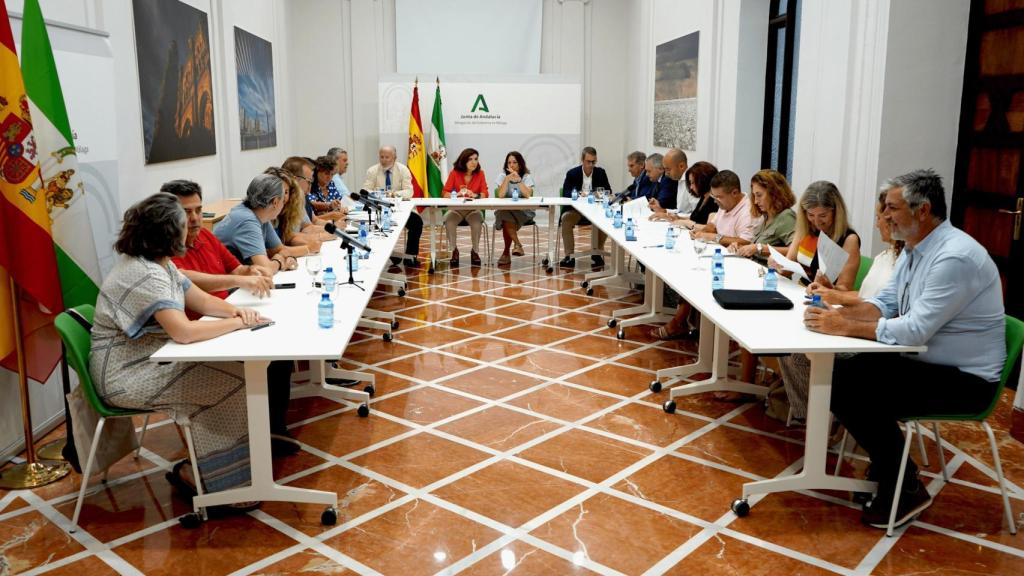 La mesa en la que se han reunido patronal, sindicatos y políticos en Málaga.