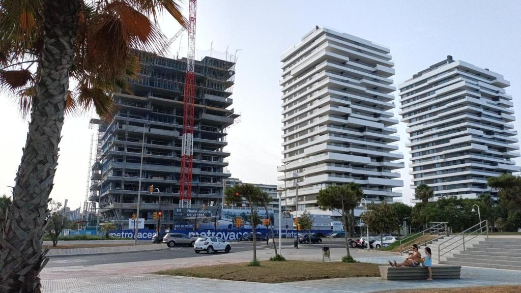 Imagen del avance de la tercera torre en el litoral oeste de Málaga.