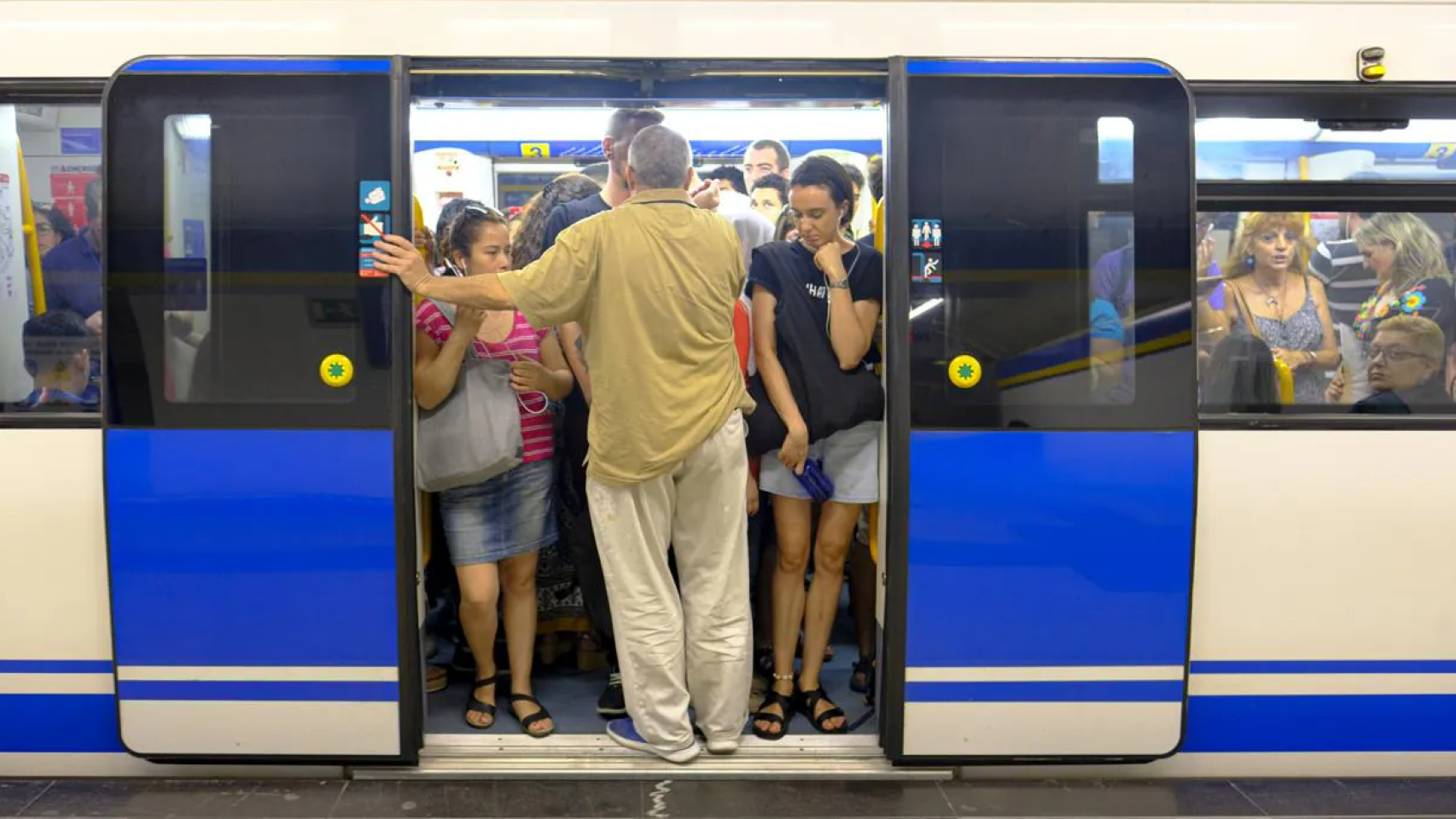 Un vagón atestado del Metro de Madrid.