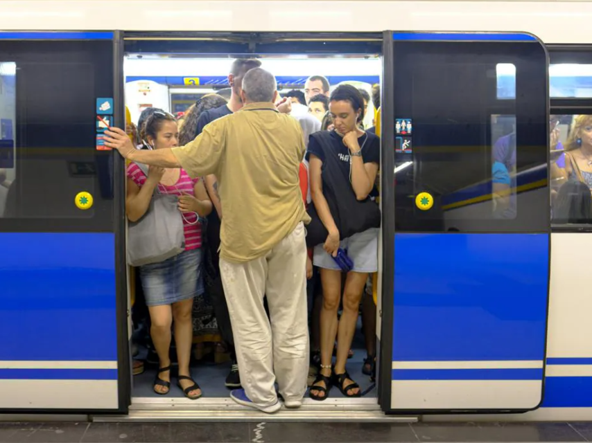 Un vagón atestado del Metro de Madrid.