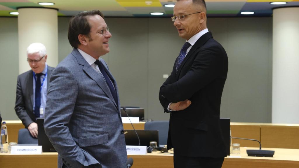 El ministro húngaro de Exteriores, Péter Szijjártó, conversa con el comisario de Ampliación, el también húngaro Olivér Várhelyi, durante la reunión de este lunes en Bruselas
