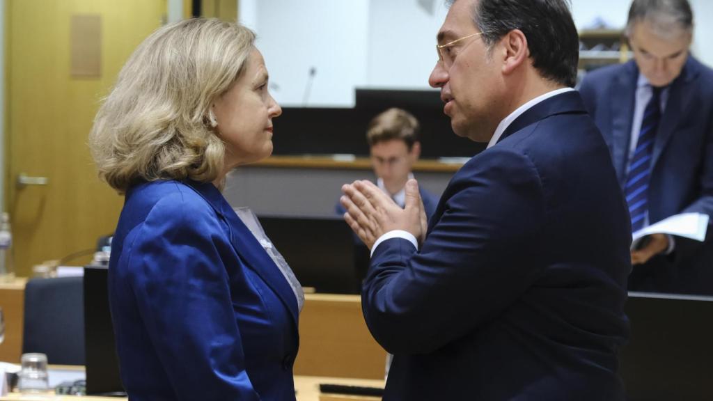 El ministro de Exteriores, José Manuel Albares, conversa con la presidenta del BEI, Nadia Calviño, durante la reunión de este lunes en Bruselas