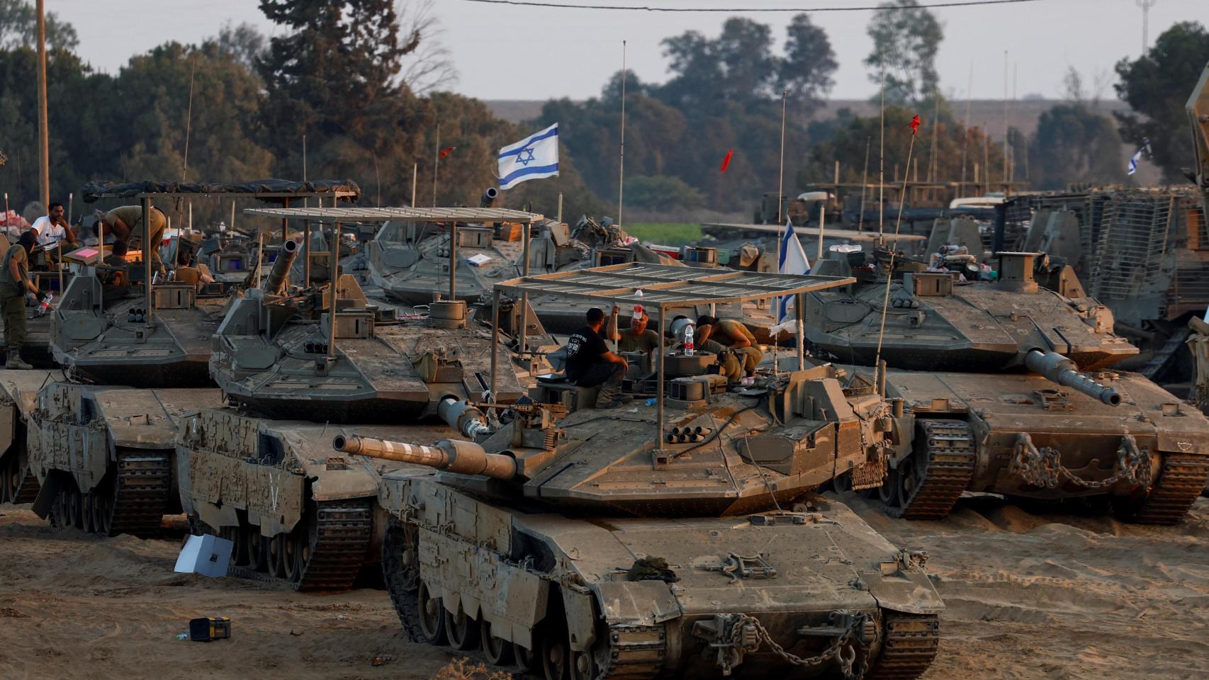 Tanques israelíes estacionados cerca de la frontera con Gaza.