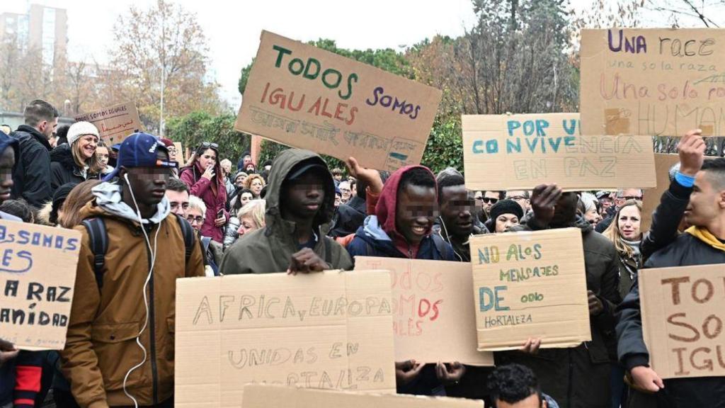 Varios menores extranjeros no acompañados protestan en Hortaleza.