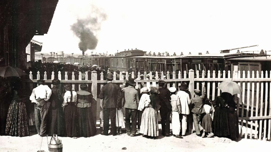 La fotografía tomada por Charles Clifford de la salida del primer tren Cartagena-Murcia de la historia, en cuyo interior viaja Isabel II.