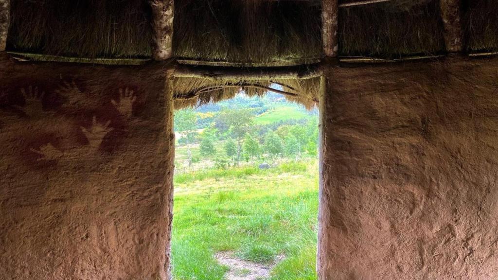 Vista desde el interior de una de las cabañas del parque