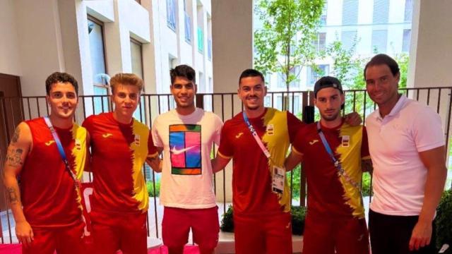 Carlos Alcaraz y Rafa Nadal, junto a varios futbolistas de la selección masculina en la Villa Olímpica