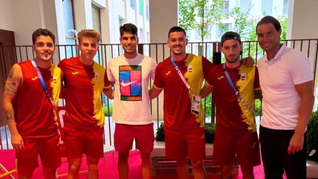 Carlos Alcaraz y Rafa Nadal, junto a varios futbolistas de la selección masculina en la Villa Olímpica