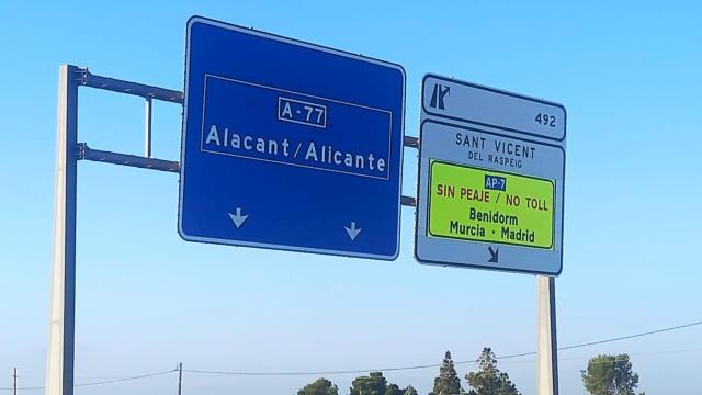 Las señales de tráfico en la AP-7 tras el cambio aplicado por el Gobierno en Alicante.