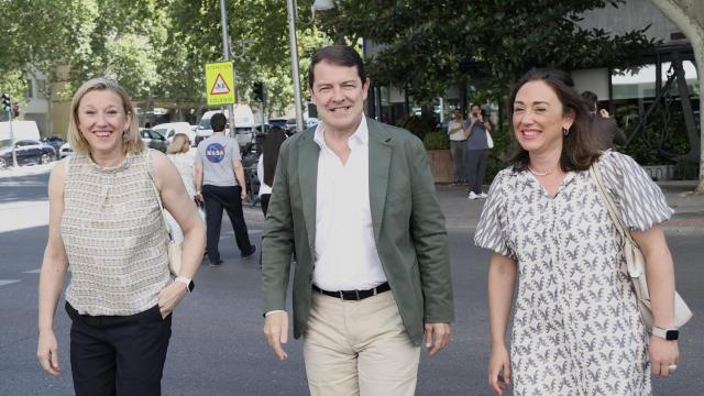 El presidente del PPCyL, Alfonso Fernández Mañueco, a su llegada a la reunión de la Junta Directiva Nacional del partido, este lunes