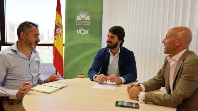 El portavoz de Vox en las Cortes, Juan García-Gallardo, en su reunión con los dos portavoces adjuntos del grupo, Carlos Menéndez y David Hierro