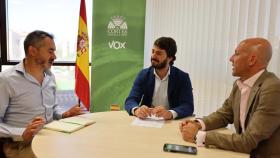 El portavoz de Vox en las Cortes, Juan García-Gallardo, en su reunión con los dos portavoces adjuntos del grupo, Carlos Menéndez y David Hierro
