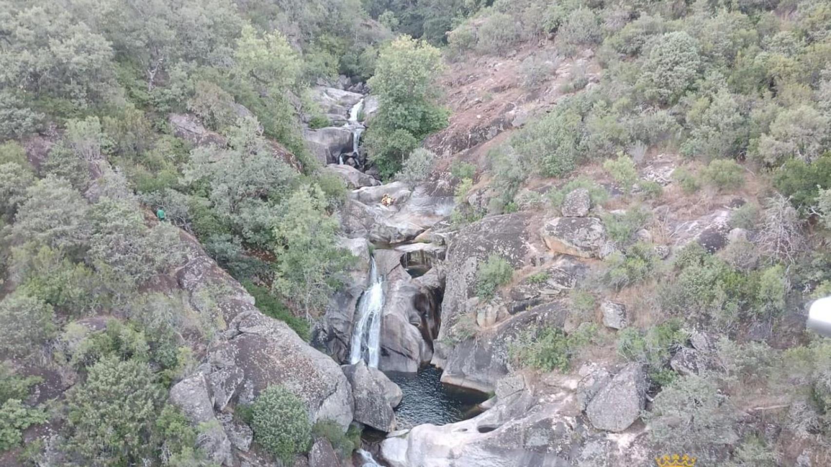 Momento del rescate de uno de los montañeros heridos en la provincia de Ávila, este domingo