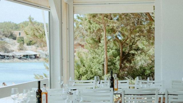 El mejor chiringuito gastro en la playa que sirve un increíble arroz en Formentera