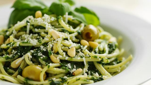 Un plato de pasta con pesto.