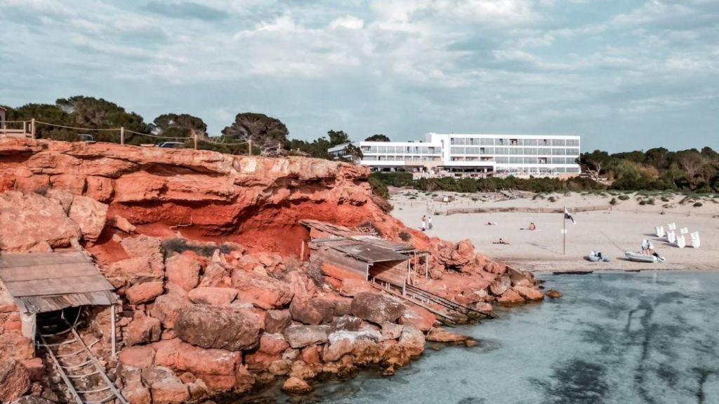 El Hotel Cala Saona visto desde el mar y la cala que le da nombre.