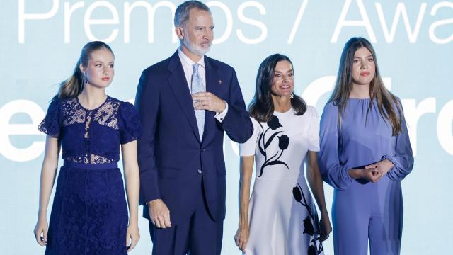 Felipe VI y Letizia, junto a Leonor y Sofía, en los premios Princesa de Girona 2024.