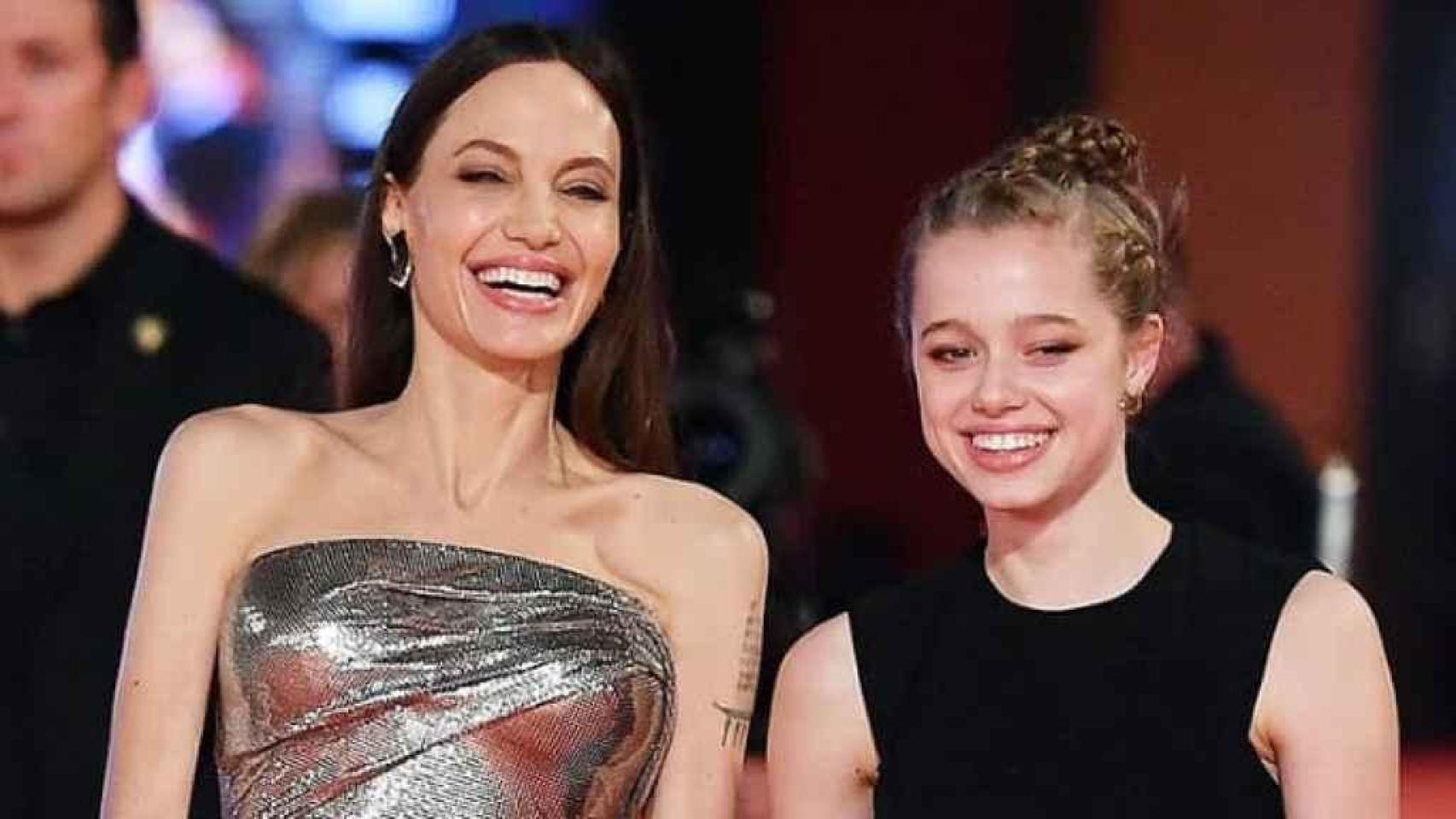 Shiloh Jolie-Pitt junto a su madre, Angelina Jolie, en una fotografía de redes sociales.