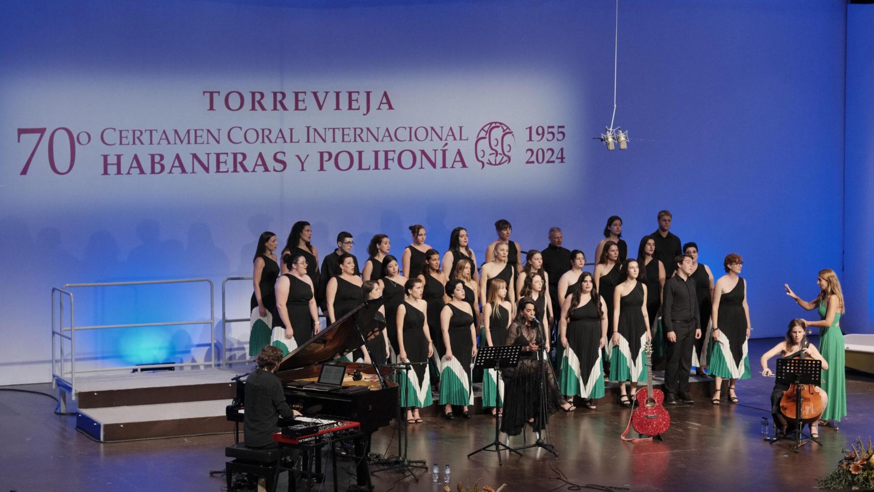 La gala inaugural en el Teatro municipal de Torrevieja.
