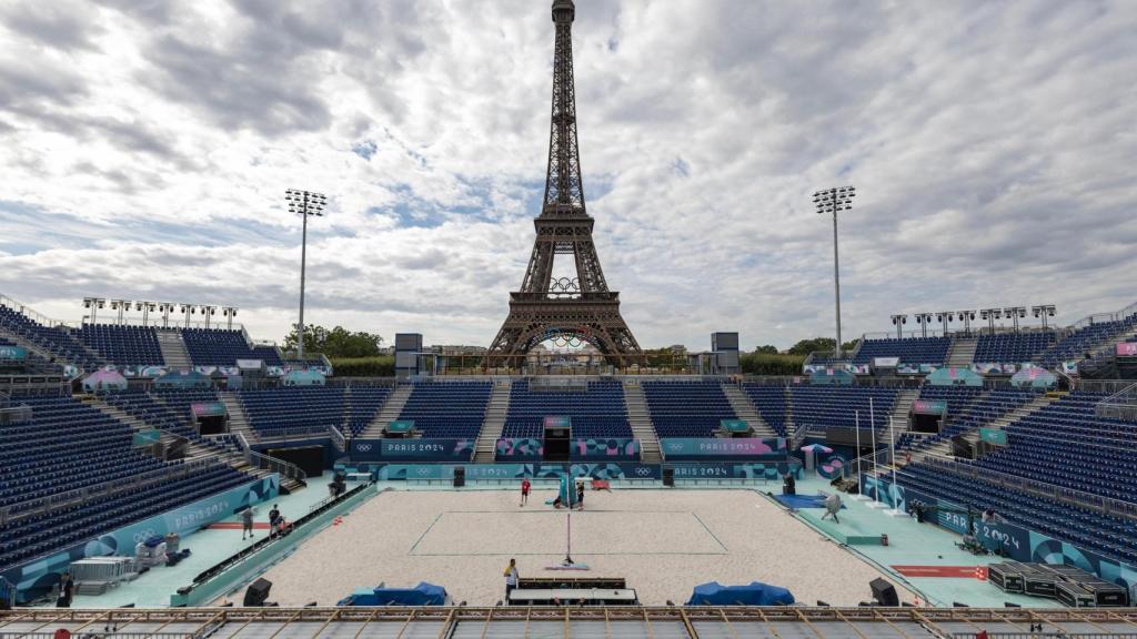 Estadio de voley playa en París 2024 a los pies de la Torre Eiffel