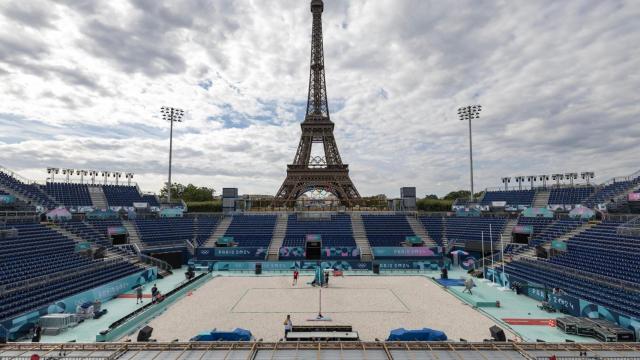 Estadio de voley playa en París 2024 a los pies de la Torre Eiffel