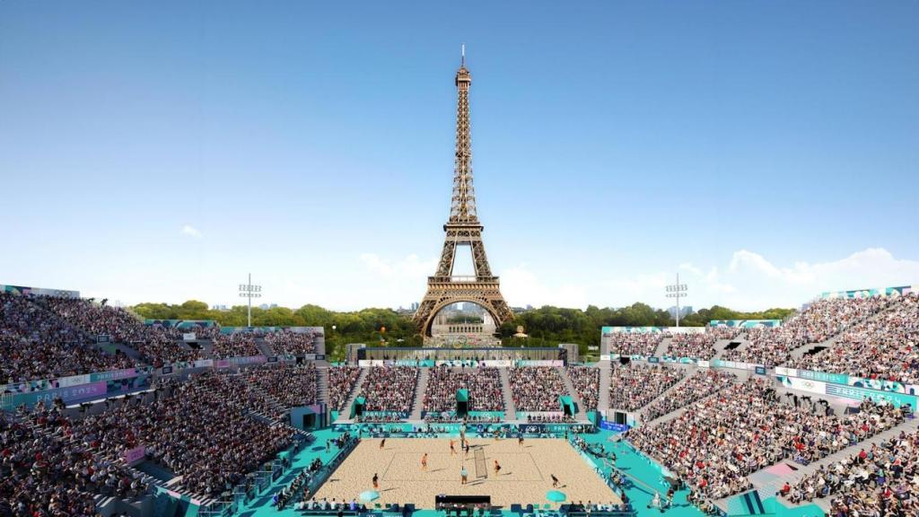 La pista de vóleibol playa con la Torre Eiffel de fondo