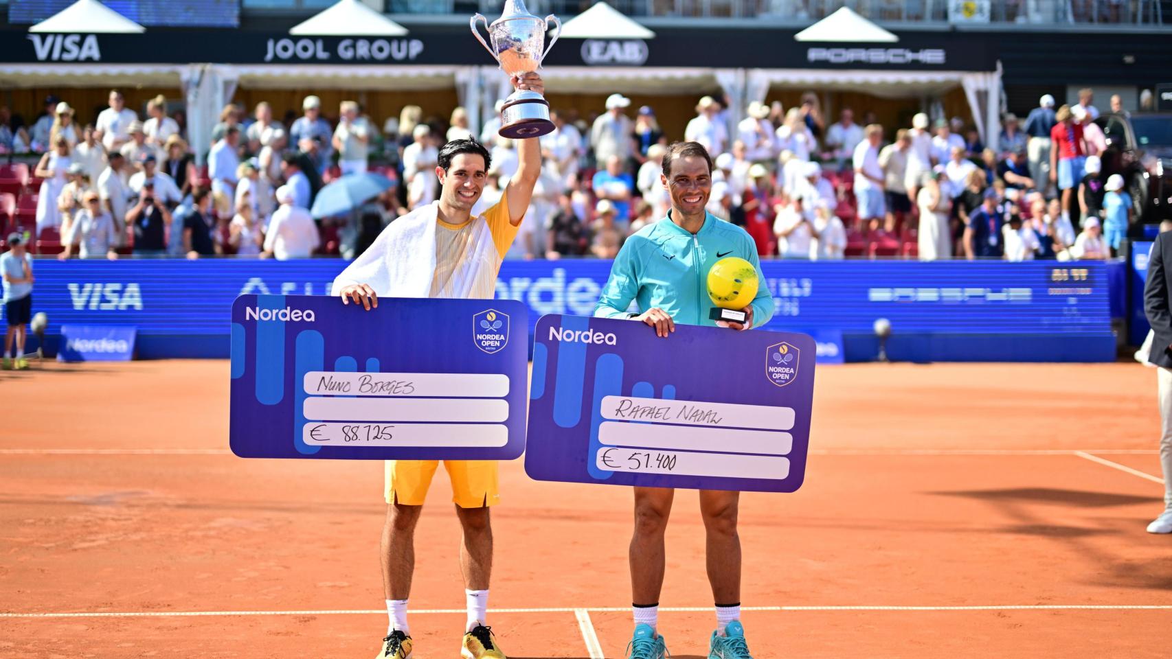 Nuno Borges y Rafa Nadal, en la ceremonia de premios de Bastad 2024