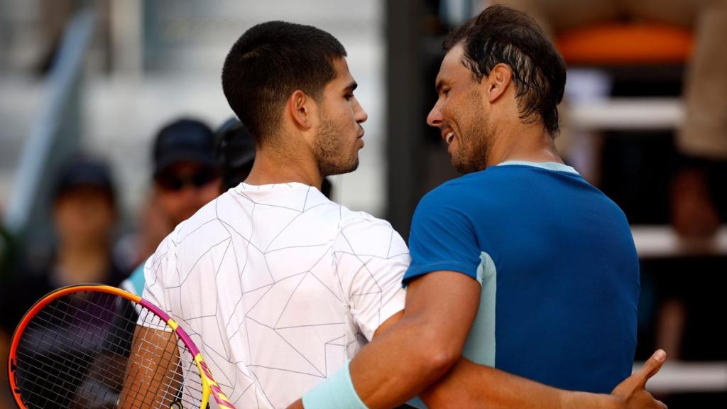 Carlos Alcaraz y Rafael Nadal se saludan antes de un partido