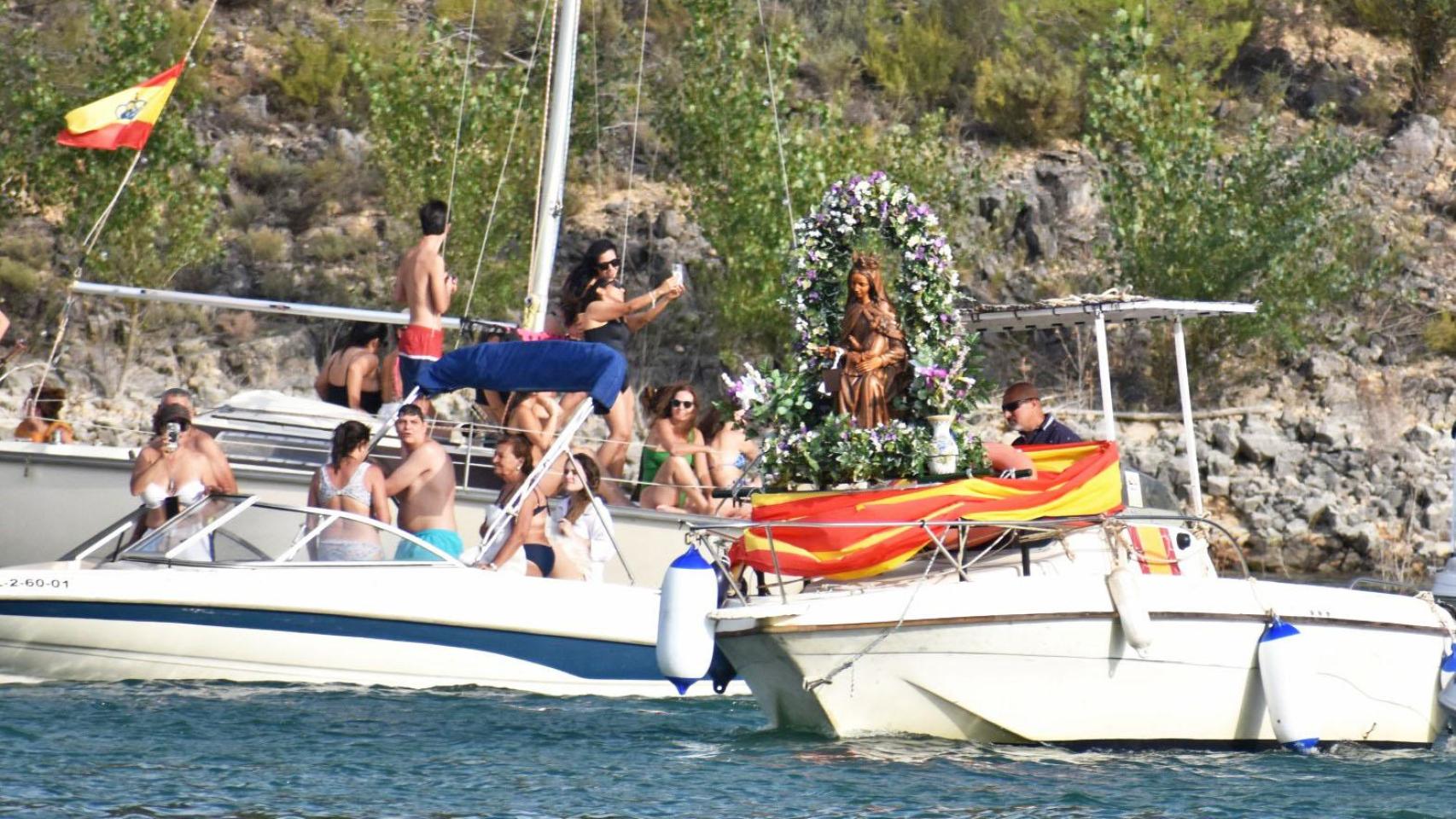 Cien embarcaciones acompañan a la Virgen del Carmen en la emotiva procesión  marinera de Entrepeñas