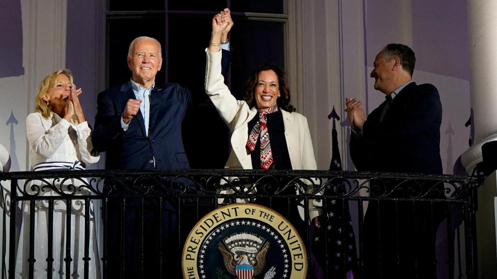 Joe Biden y Kamala Harris en el balcón de la Casa Blanca durante las celebraciones del Día de la Independencia de EEUU.