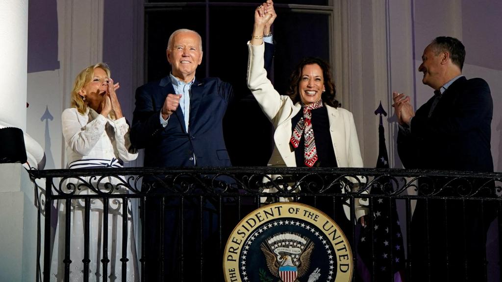 Joe Biden y Kamala Harris en el balcón de la Casa Blanca durante las celebraciones del Día de la Independencia de EEUU.