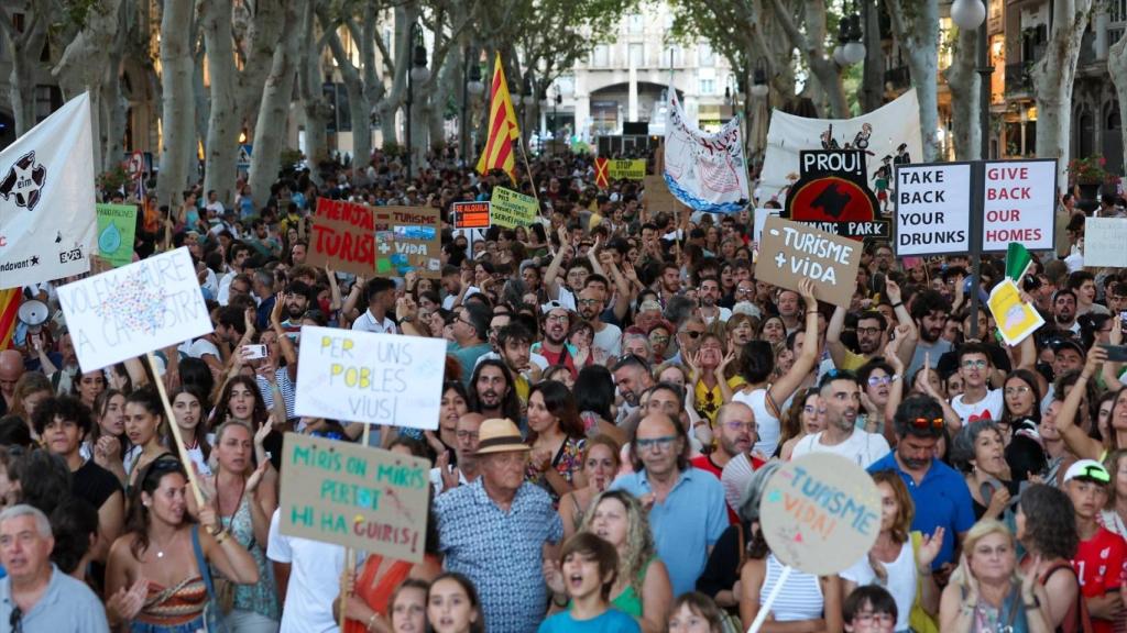 Los manifestantes exhiben, este domingo en Palma, pancartas con lemas como Lleváos a vuestros borrachos y Volved a vuestras casas.