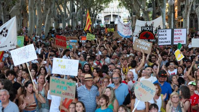 Los manifestantes exhiben, este domingo en Palma, pancartas contra los turistas con lemas como 'Llevaos a vuestros borrachos' y 'Volved a vuestras casas'.