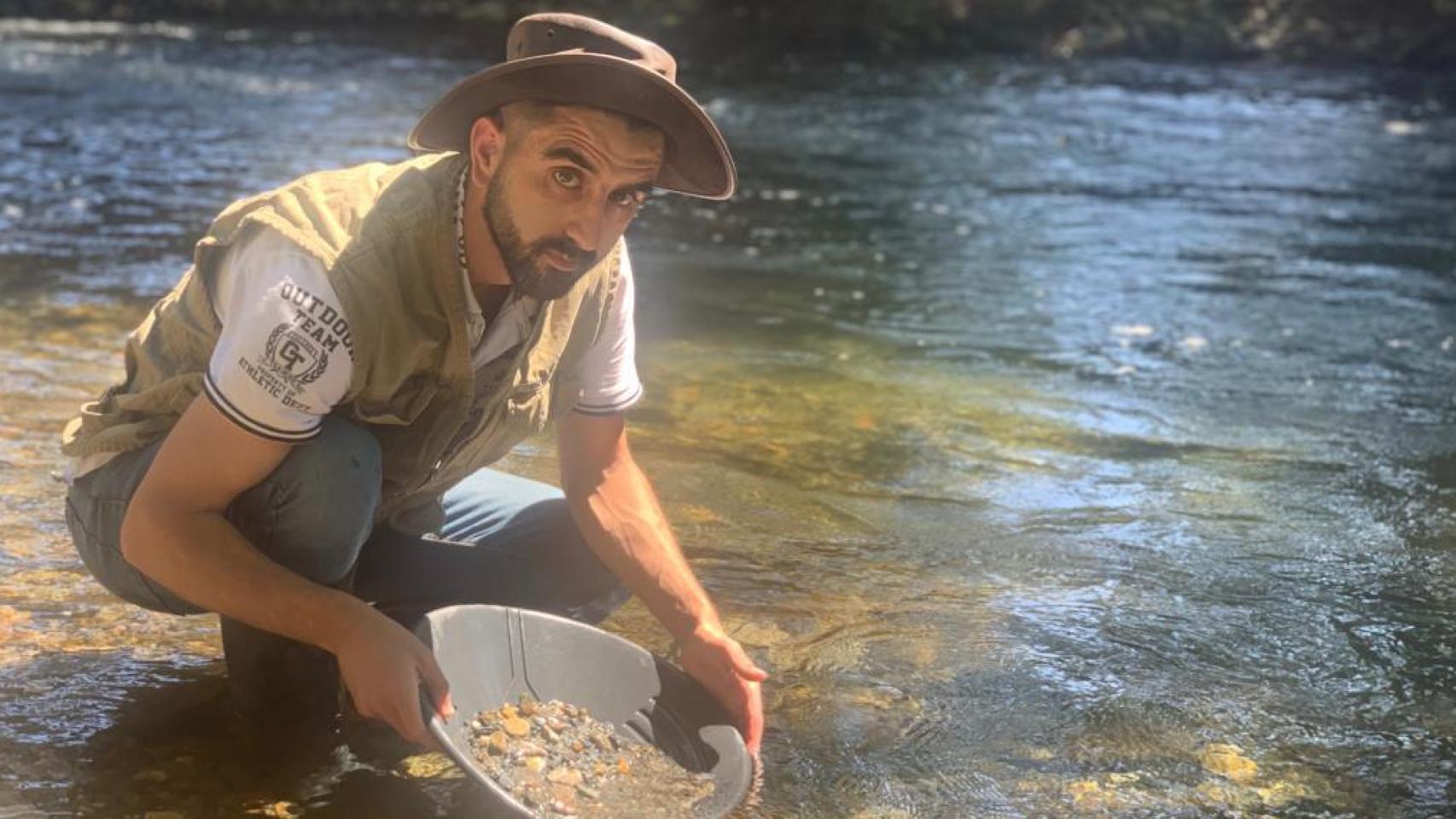 Hugo Sanfiz en el río buscando oro.