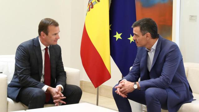 Meinrad Spenger, consejero delegado de Masorange, y Pedro Sánchez, presidente del Gobierno, en una reunión en el Palacio de la Moncloa.