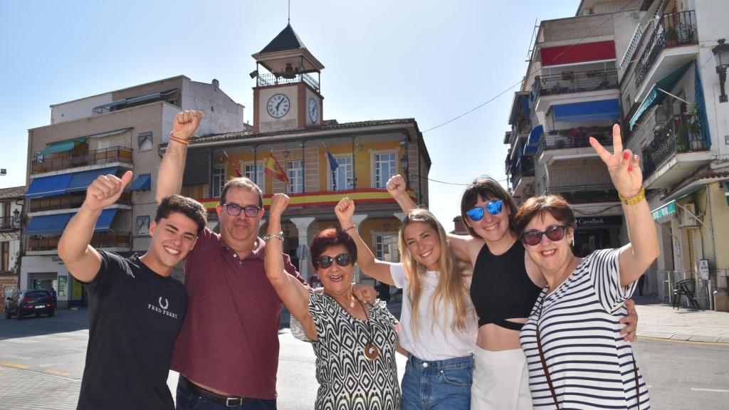 De izquierda a derecha, Moisés González, Ana Humanes, Paquita Carretero, el alcalde Fernando Villalain, Cristina Sánchez y Beatriz García, en la plaza de Morata de Tajuña.