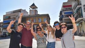 De izquierda a derecha, Moisés González, Ana Humanes, Paquita Carretero, el alcalde Fernando Villalain, Cristina Sánchez y Beatriz García, en la plaza de Morata de Tajuña.