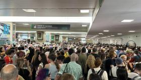 Cientos de personas aglomeradas en Chamartín durante una tarde de retrasos el pasado mes.