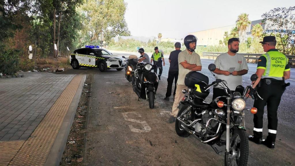 Agentes de la Guardia Civil de Tráfico en Málaga dando recomendaciones a motociclistas.