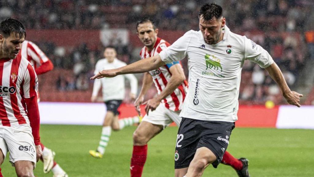 Roko Biturina durante un partido con el Racing de Santander