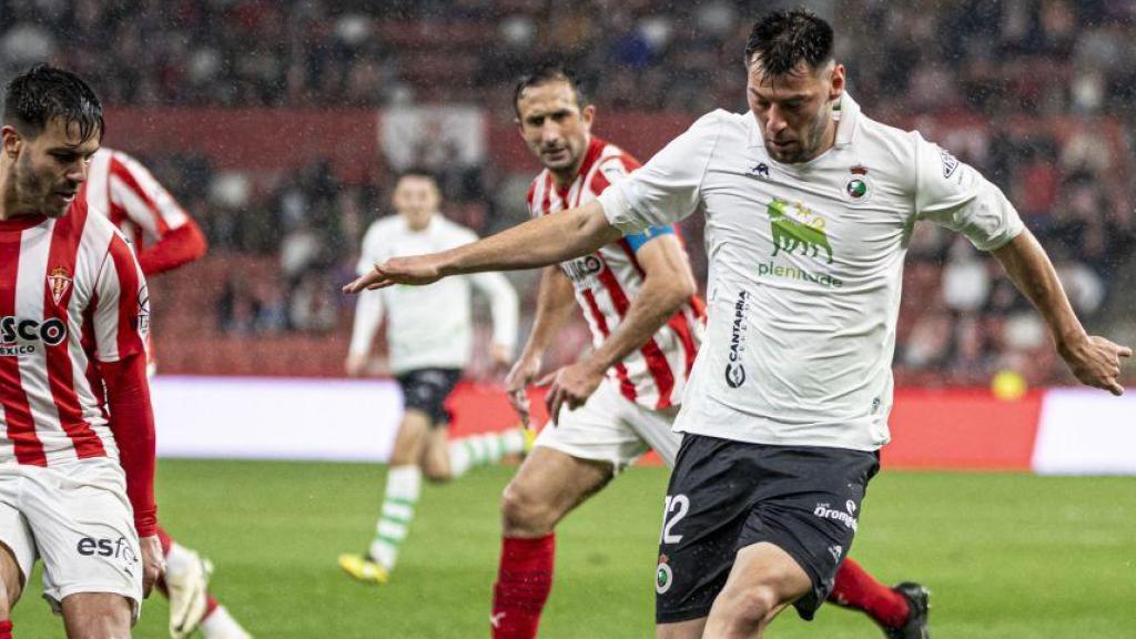 Roko Baturina durante un partido con el Racing de Santander