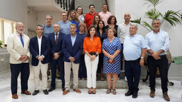 Fotografía de familia de todos los asistentes a la firma del convenio colectivo de Comercio en Málaga.