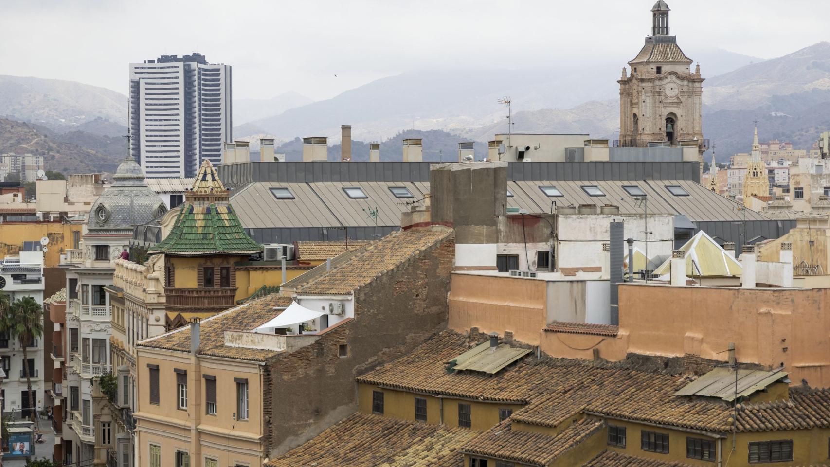 Perspectiva de la Imagen de las torres de Martiricos, a lo lejos, y de la torre de la Iglesia de San Juan, en el Centro de Málaga.