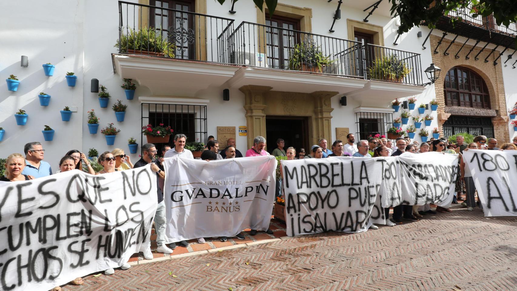 Concentración de los empleados frente al Ayuntamiento de Marbella.