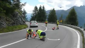 Operarios marcando las señales en la carretera.