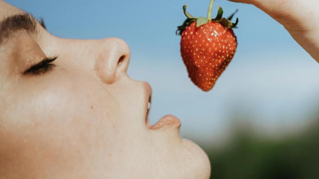 Mujer comiendo una fresa