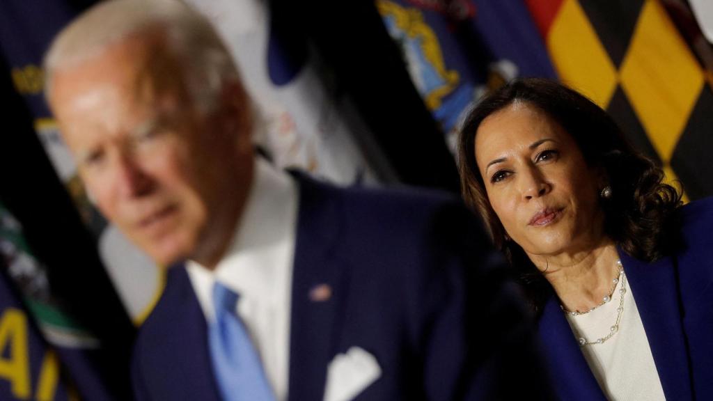Kamala Harris escucha con atención un discurso de Joe Biden, en Wilmington (Delaware).