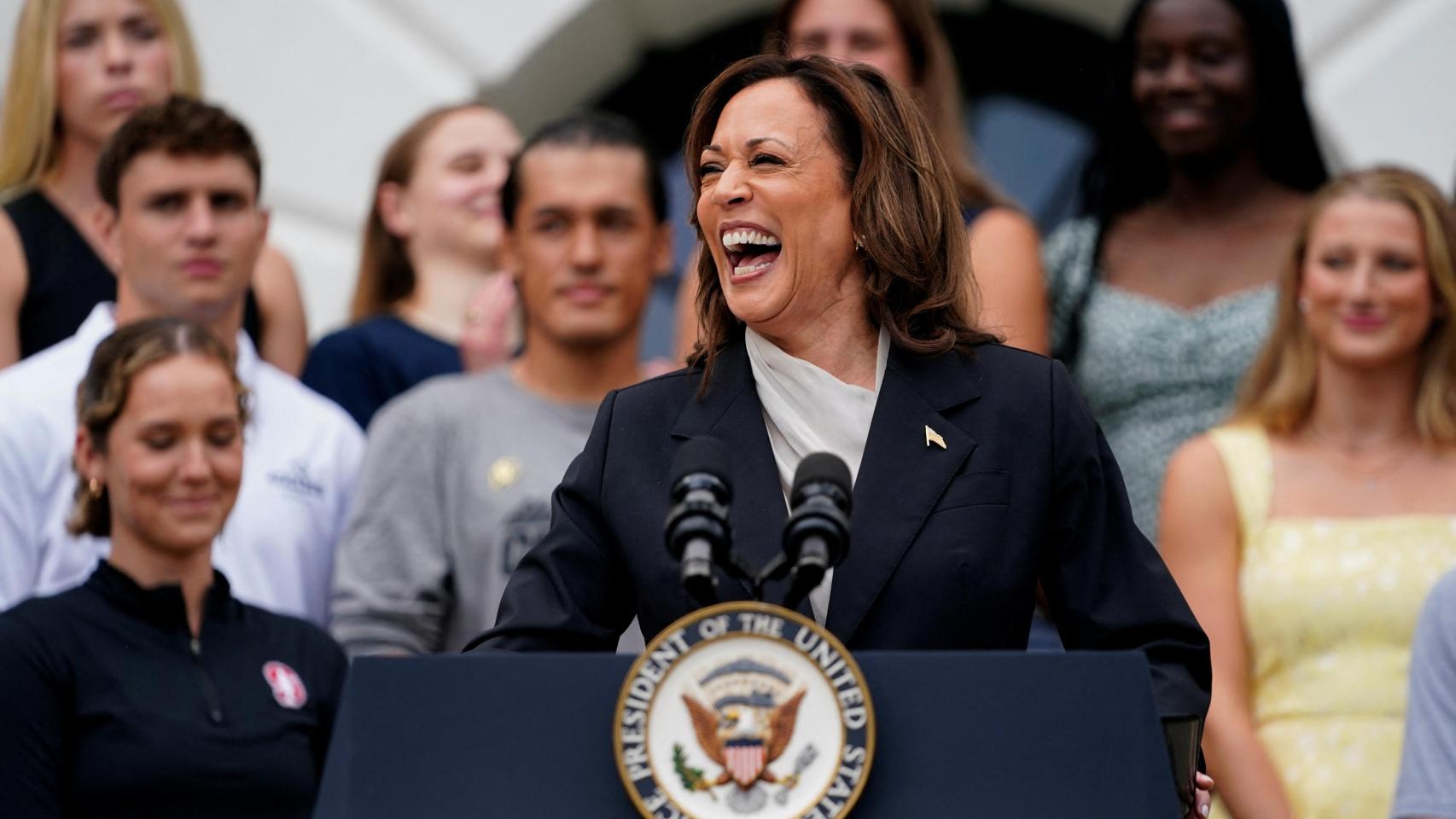 Kamala Harris, vicepresidenta demócrata de EEUU, rodeada de jóvenes este lunes en Washington.