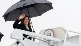 La vicepresidenta de EEUU, Kamala Harris, embarca este lunes en el Air Force Two.