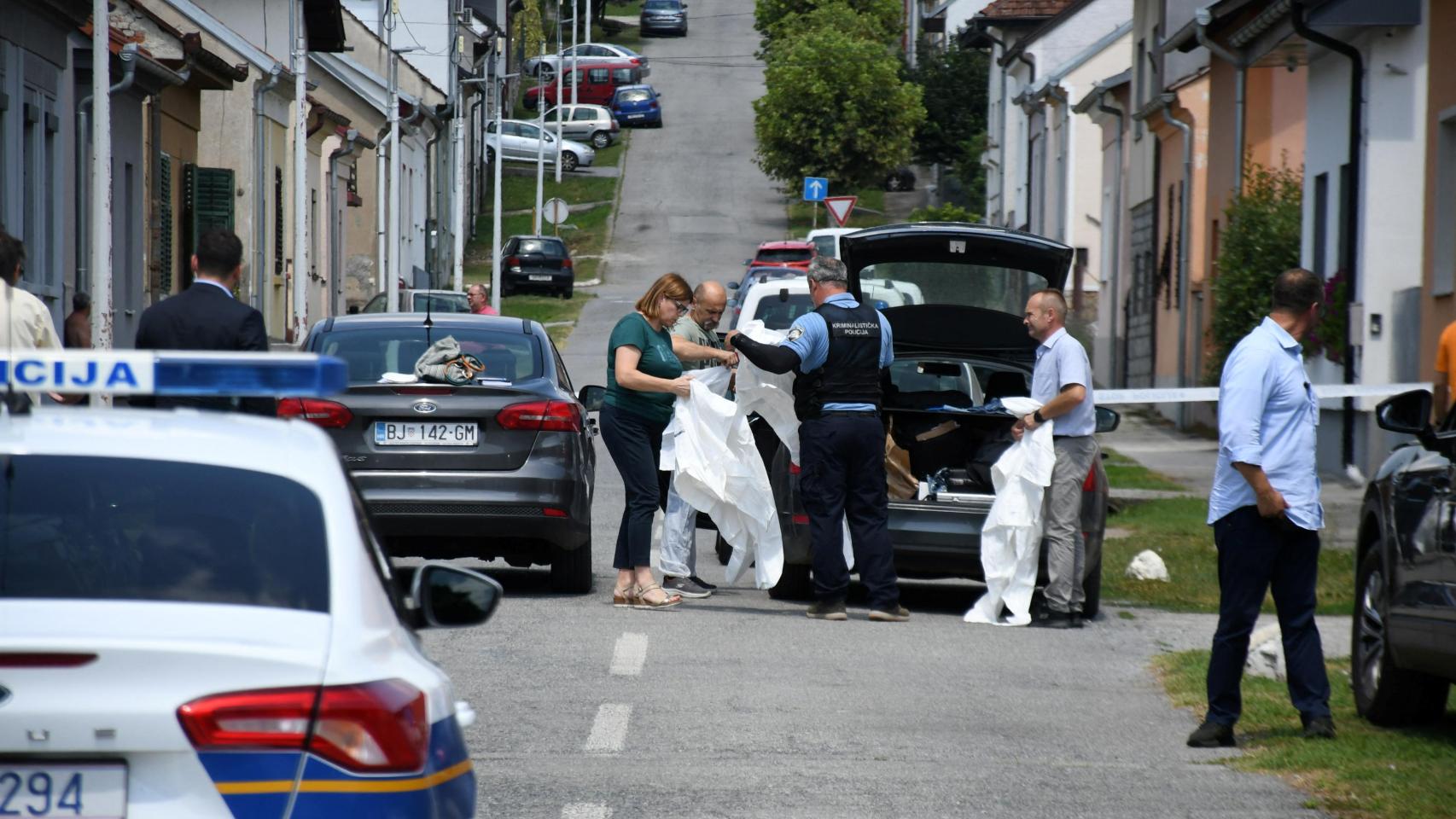 Agentes de la Policía trabajan mientras aseguran la escena de un crimen en Daruvar , Croacia.